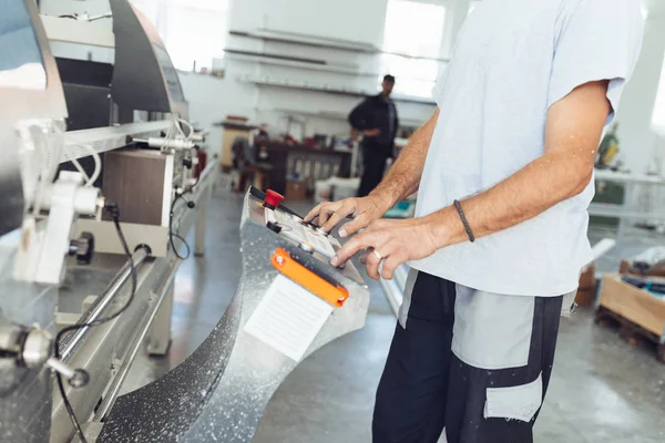 Makine kesme işi işçi