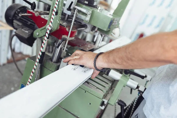 Trabajador manual haciendo el trabajo en la máquina para cortar —  Fotos de Stock