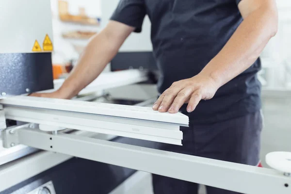 Makine kesme işi işçi