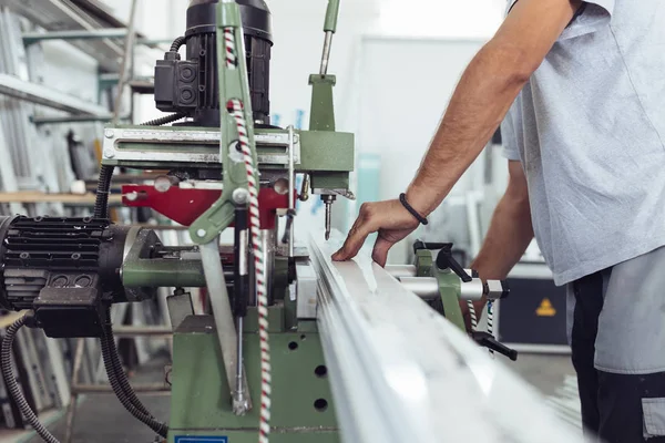 Trabajador manual haciendo el trabajo en la máquina para cortar —  Fotos de Stock