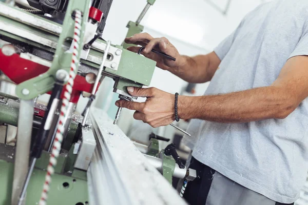 Trabajador manual haciendo el trabajo en la máquina para cortar —  Fotos de Stock