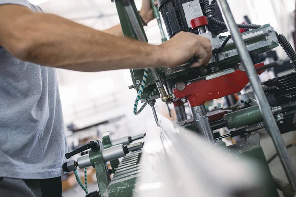 Pekerja manual melakukan pekerjaan pada mesin untuk memotong — Stok Foto