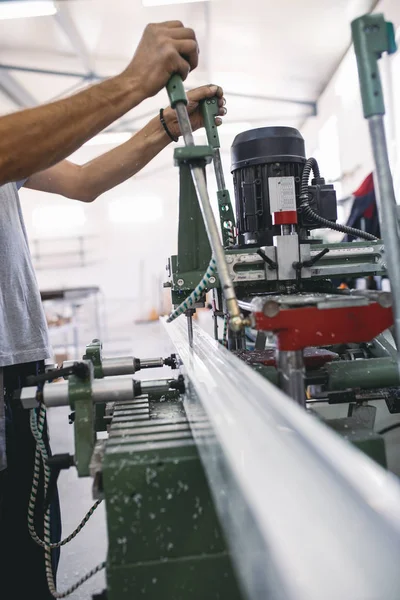 Trabalhador manual fazendo trabalho na máquina para corte — Fotografia de Stock