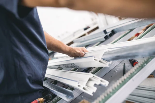 Makine kesme işi işçi