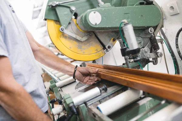 Trabajador manual haciendo el trabajo en la máquina para cortar — Foto de Stock
