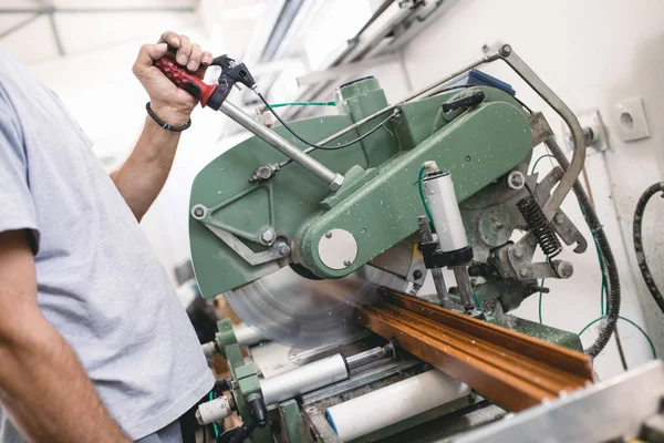 Trabalhador manual fazendo trabalho na máquina para corte — Fotografia de Stock