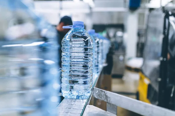 Robótica línea de fábrica de agua embotellada en recipientes —  Fotos de Stock