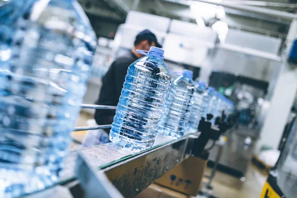 Linha de fábrica robótica água engarrafada em recipientes — Fotografia de Stock