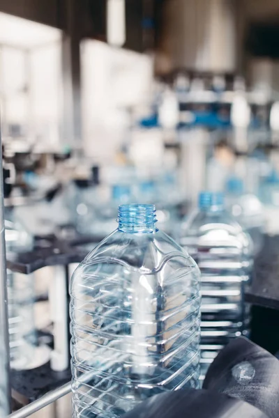 机器人工厂线水瓶装小罐里 — 图库照片