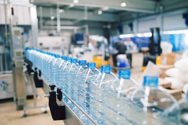 Robótica línea de fábrica de agua embotellada en recipientes — Foto de Stock