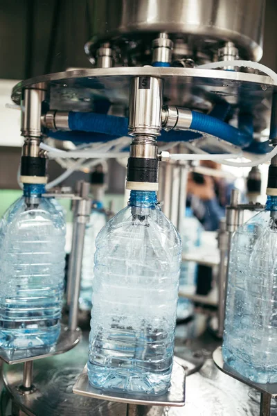 Robótica línea de fábrica de agua embotellada en recipientes —  Fotos de Stock