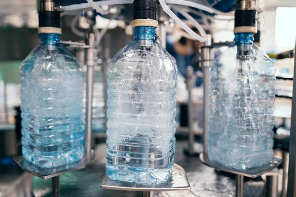 Linha de fábrica robótica água engarrafada em recipientes — Fotografia de Stock
