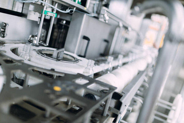 Robotic factory line bottling water into bottles — Stock Photo, Image
