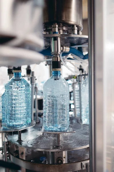Robotic factory line vatten flaska i kanistrar — Stockfoto