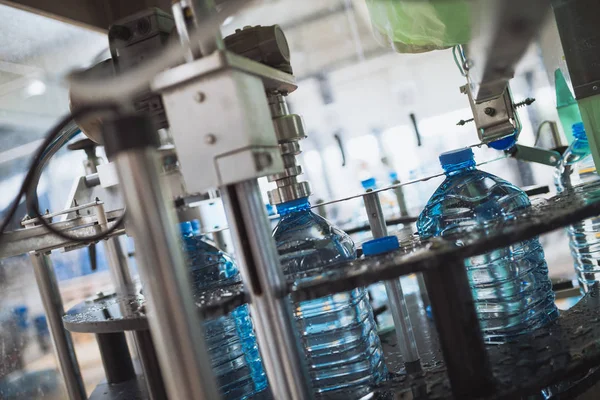 Linha de fábrica robótica água engarrafada em recipientes — Fotografia de Stock