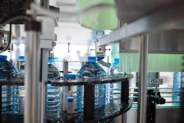 Robot gyár vonal víz a kannában palackozott — Stock Fotó