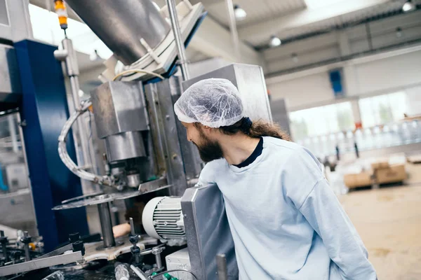 Trabalhador fazendo trabalho na linha robótica — Fotografia de Stock