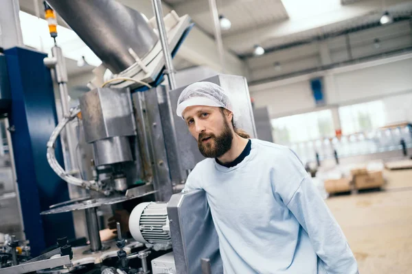 Travailleur faisant du travail sur la ligne robotique — Photo