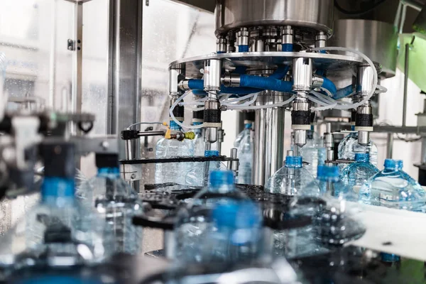 Robotic factory line water bottled into canisters — Stock Photo, Image