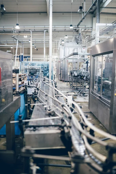 Роботизированная линия завода по розливу воды в бутылки — стоковое фото