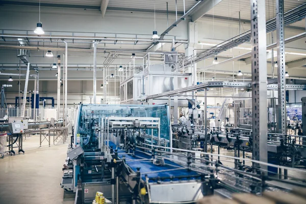 Robot Factory Line Wasser in Kanistern abgefüllt — Stockfoto