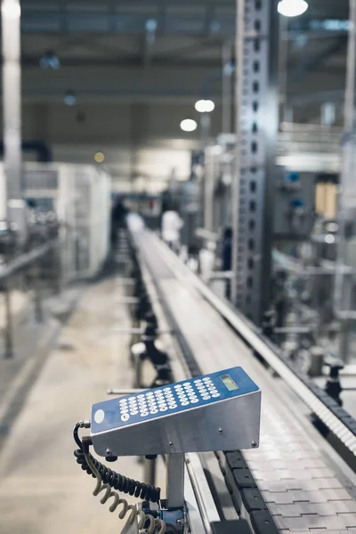 Línea de fábrica robótica embotellando agua en botellas —  Fotos de Stock