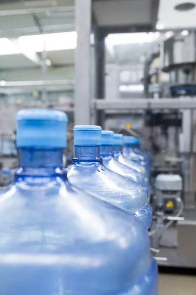 Línea de fábrica robótica embotellando agua en galones —  Fotos de Stock