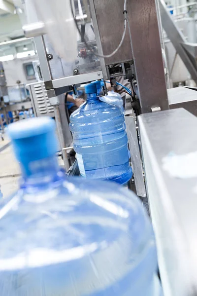 Línea de fábrica robótica embotellando agua en galones —  Fotos de Stock