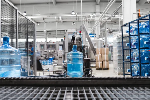 Línea de fábrica robótica embotellando agua en galones —  Fotos de Stock