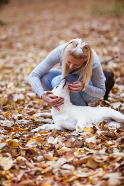 Köpekli genç kadın.