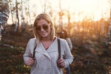 Dürbün ile güzel kadınlar