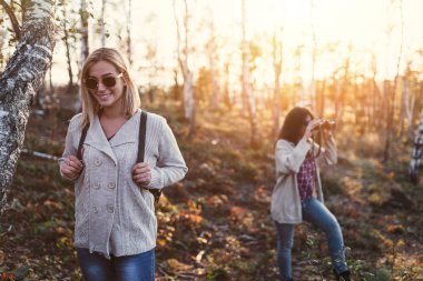 Dürbün ile güzel kadınlar