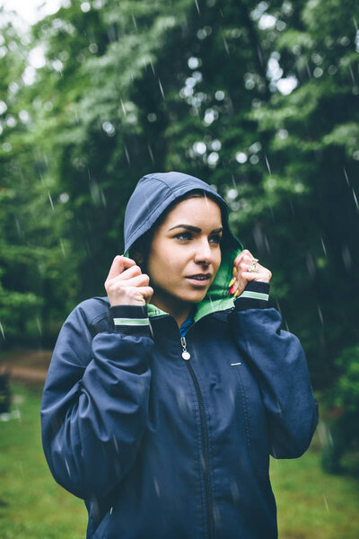 Woman running in city park — Stock Photo, Image