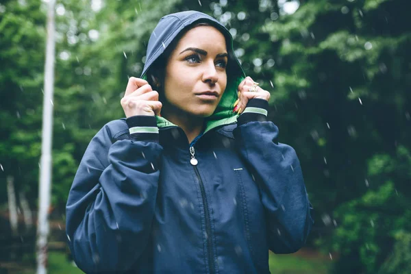 Vrouw uitgevoerd in stadspark — Stockfoto