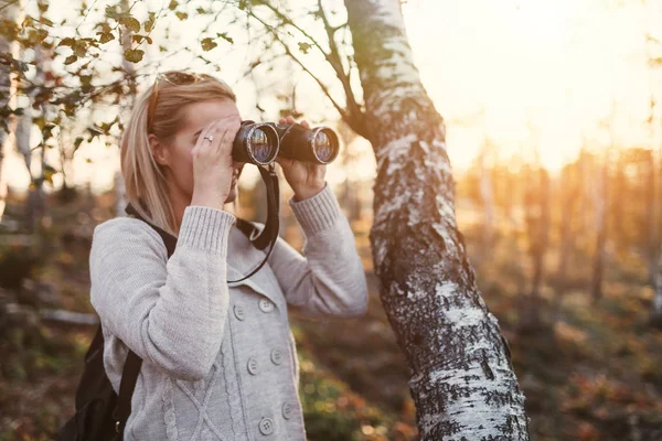 Blonďatá žena s dalekohledem — Stock fotografie