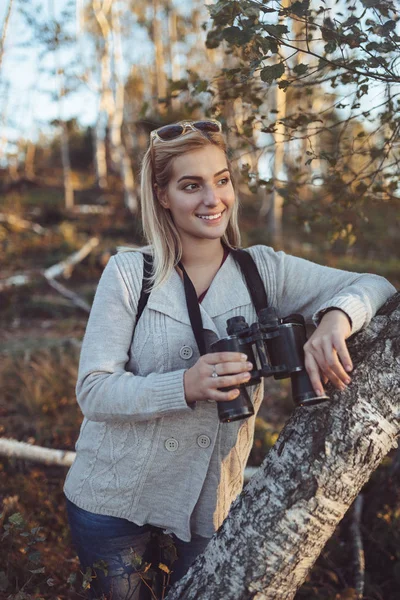 Blond kvinna med kikare — Stockfoto