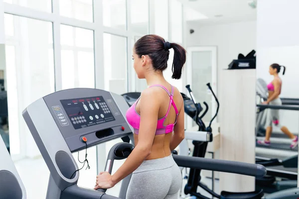 Mujer corriendo en la cinta — Foto de Stock