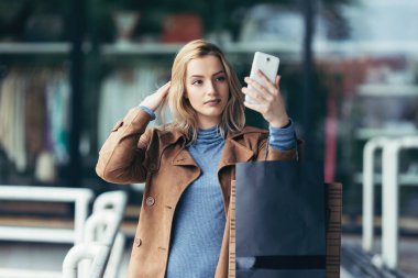  Genç bir kadın selfie çekiyor.