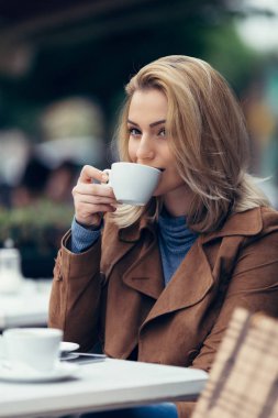  Genç bayan kahve içiyor.