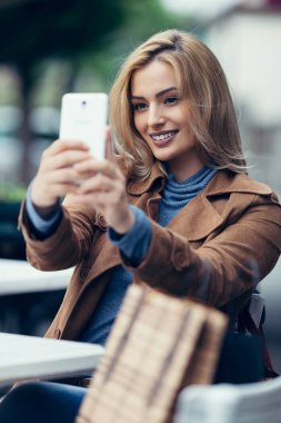  Genç bir kadın selfie çekiyor.