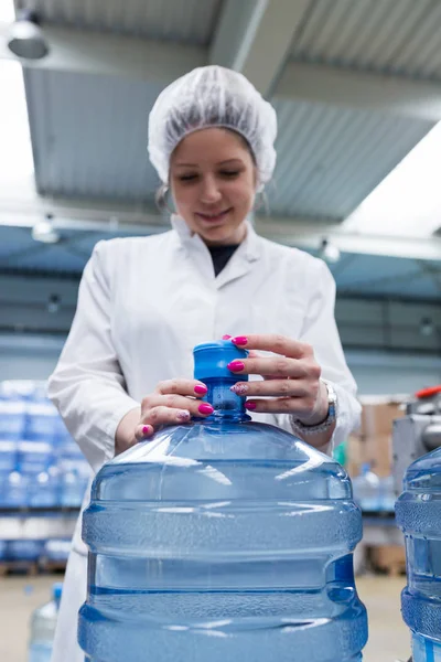 Werkneemster in fabriek — Stockfoto