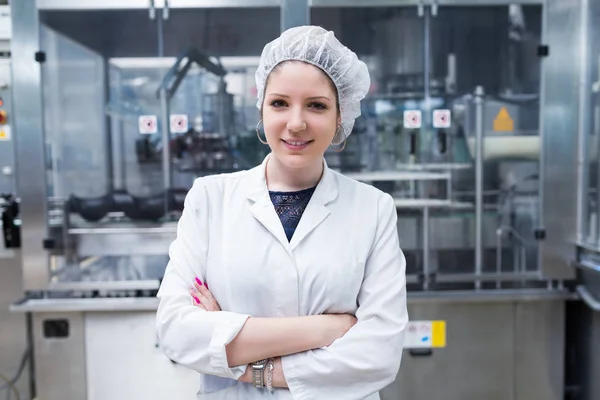 Trabalhadora feminina na fábrica — Fotografia de Stock