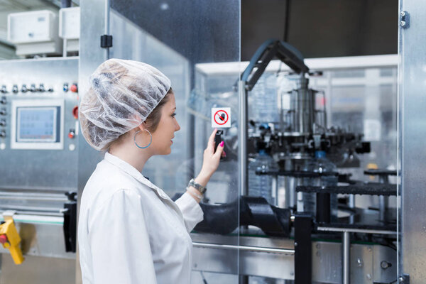 работница завода
