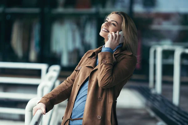 Молода жінка розмовляє по телефону — стокове фото