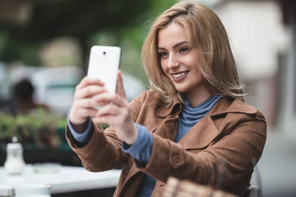 Jovem mulher tomando selfie — Fotografia de Stock