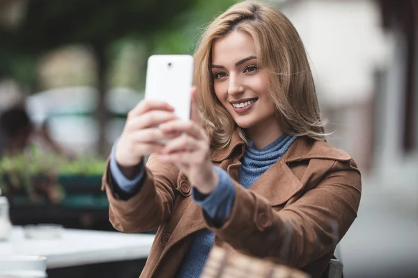 Jovem mulher tomando selfie — Fotografia de Stock