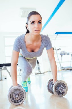 Spor salonunda egzersiz fitness kadın