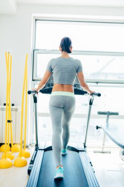 Fitness salonunda treadmill çalışan kadın