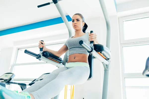 Fitness donna che esercita in palestra — Foto Stock