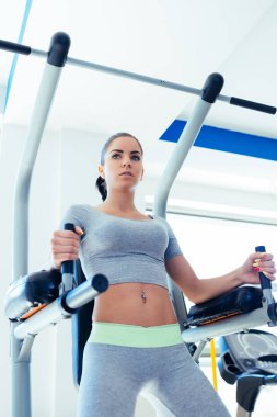 Spor salonunda egzersiz fitness kadın